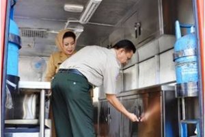 Bupati Kuningan dan Kepala BPBD saat Melihat Perlengkapan di dalam Mobil Dapur Umum